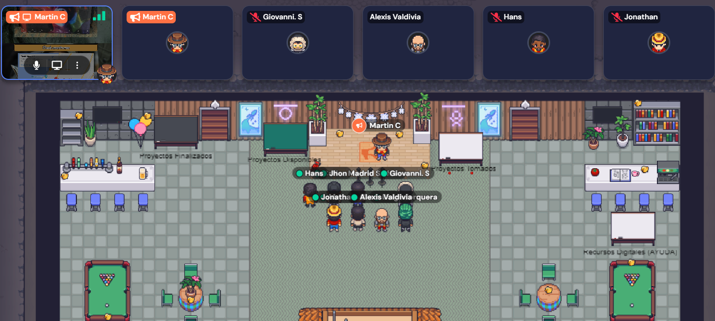 Practicantes colaborando